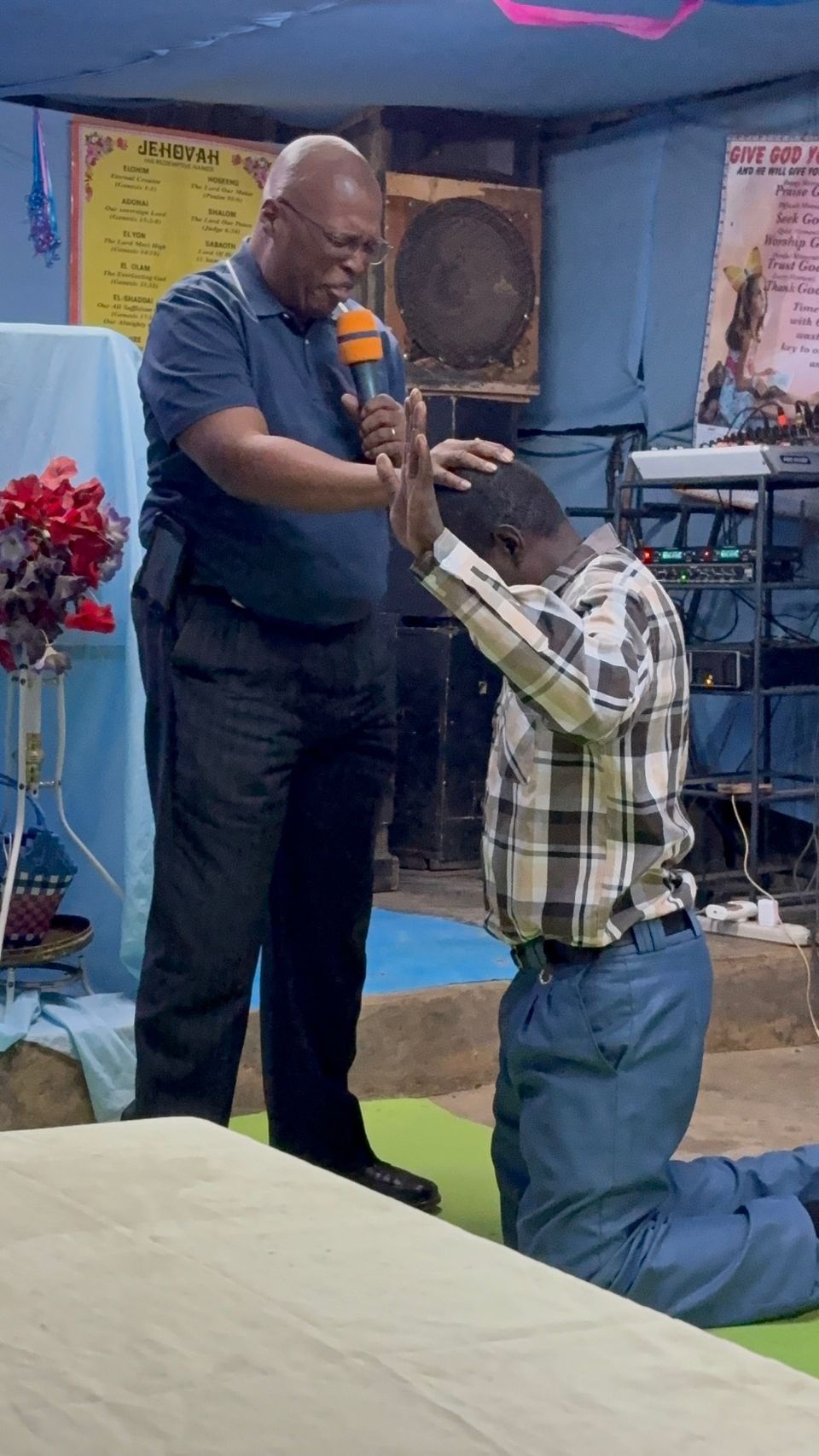 Praying kenya2