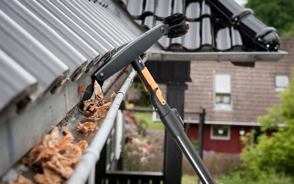 Cleaning clogged gutters