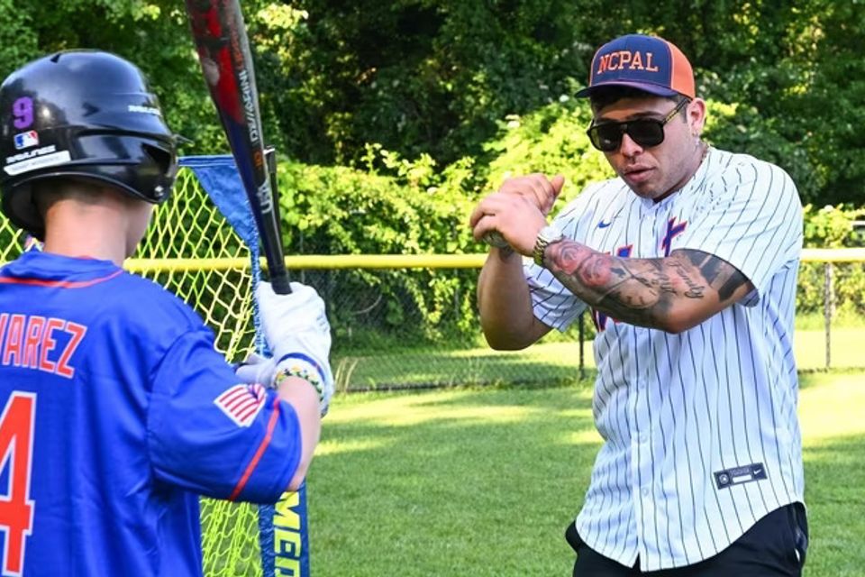 Mets' closer Edwin Diaz teaches kids at Massapequa baseball clinic