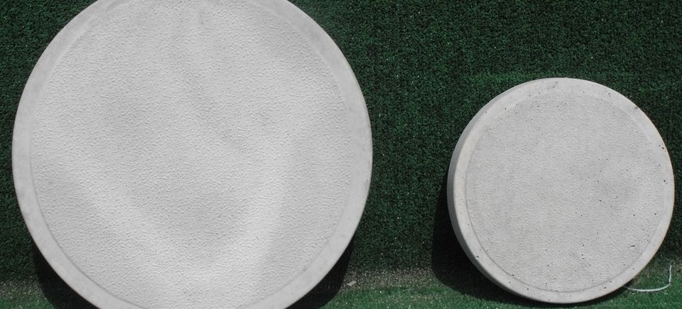  24 concrete round stepping stones20150505 6981 lfeo9h