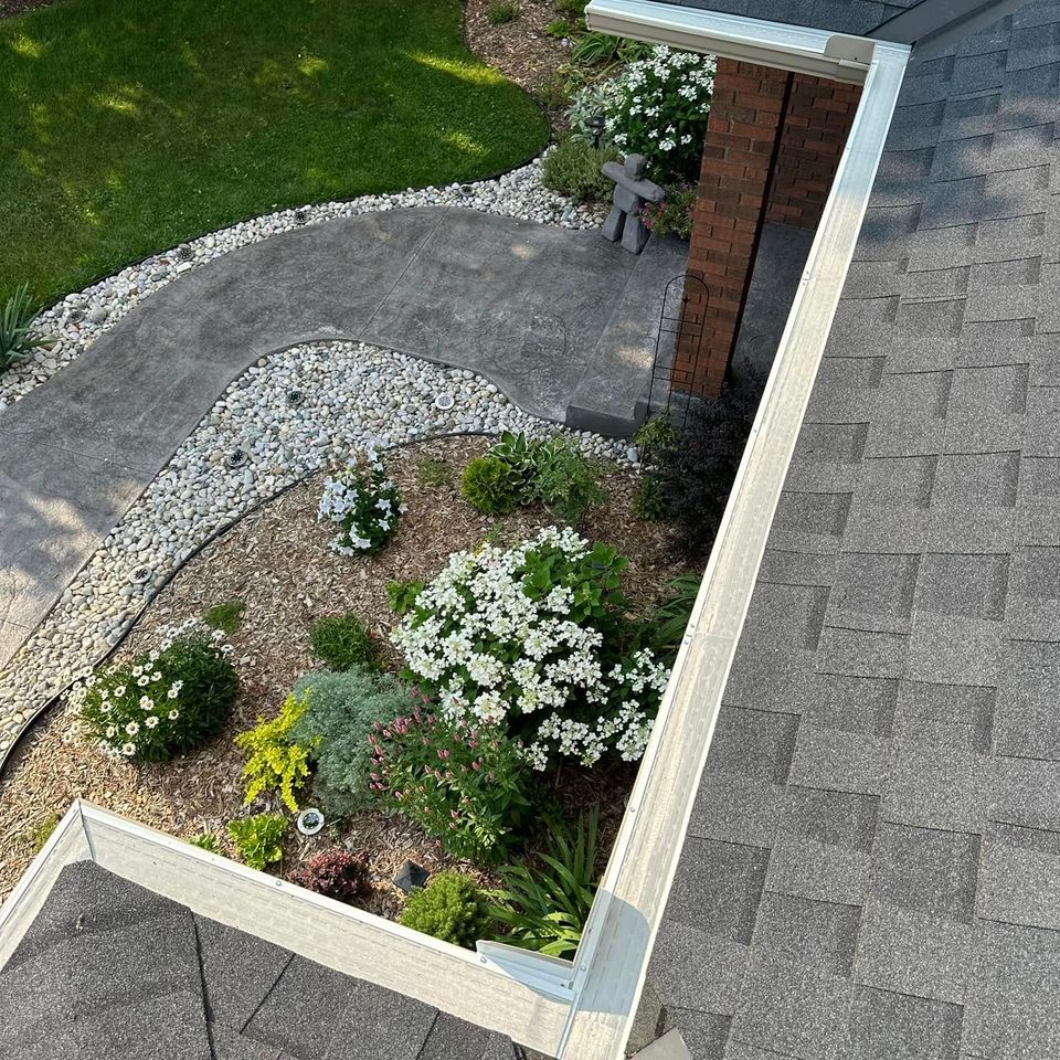 Clear gutter line and roof edge after a gutter cleaning at a Tillsonburg Ontario home