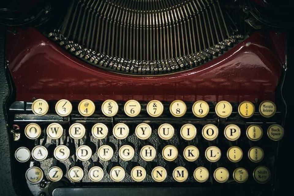 Old timey typewriter focused in on the old timey keys 