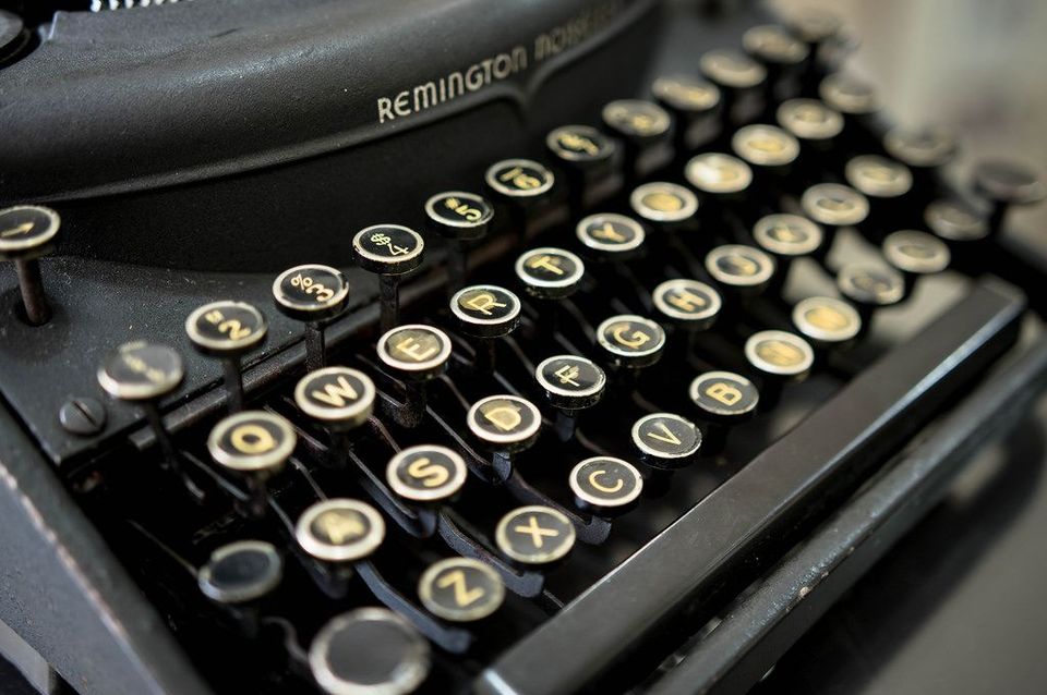 Old typewriter 960016123