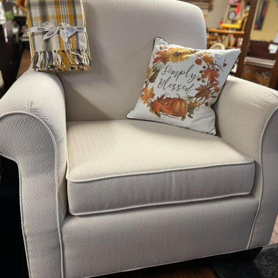 Heirloom Furniture & Gifts Amish upholstered chair