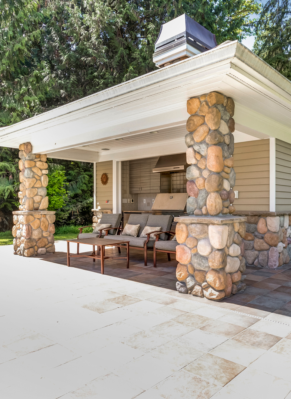 Outdoor kitchen patio