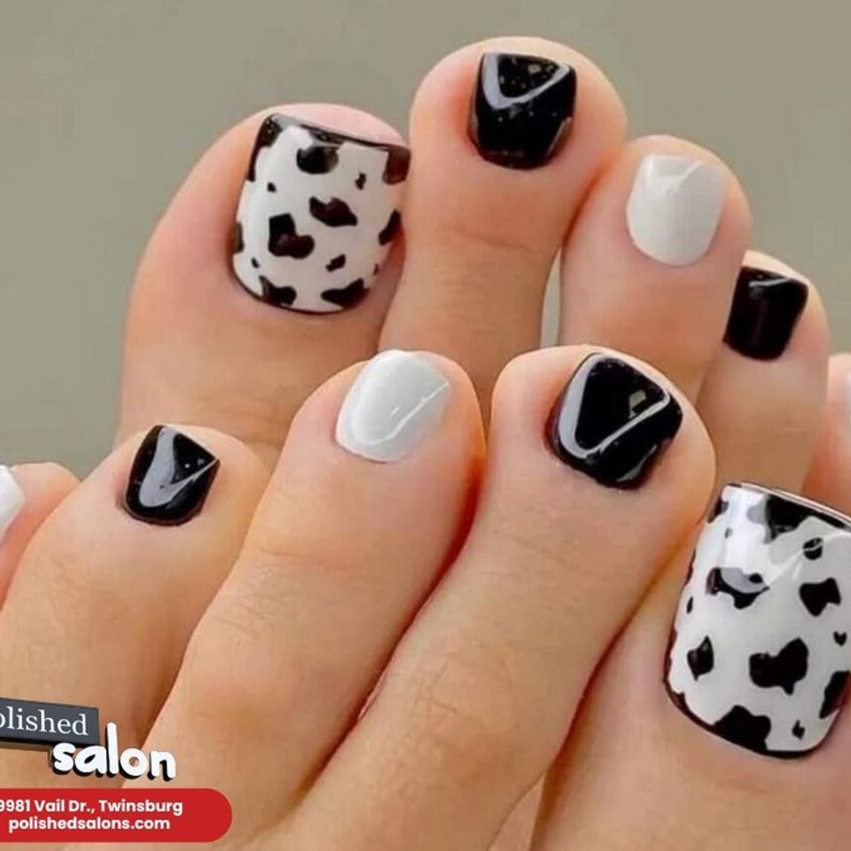 Pedicure black and white