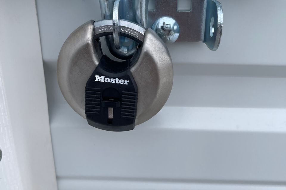 Latch with lock