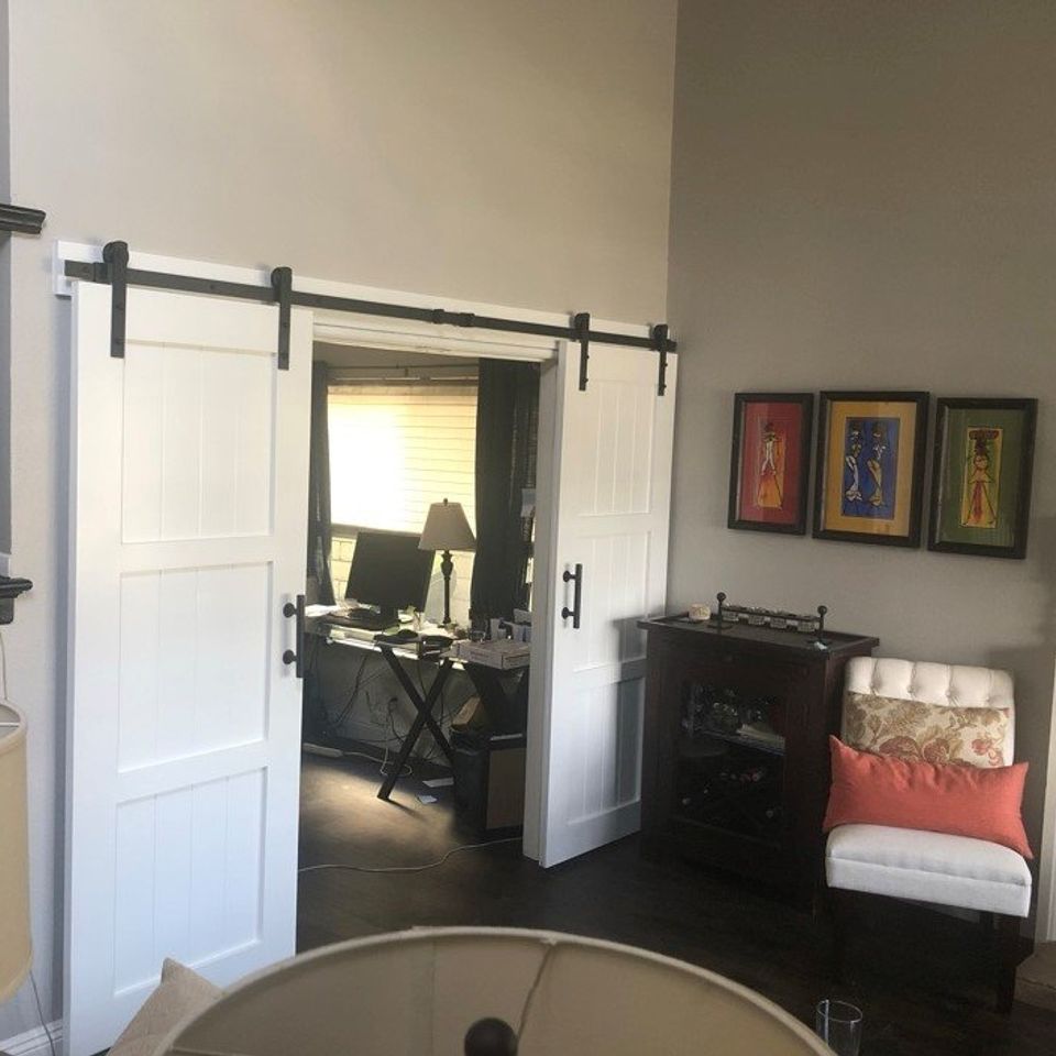 Single track bypass sliding barn door