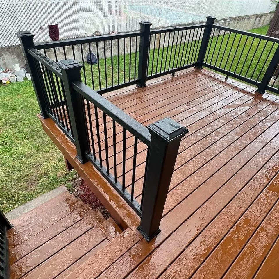 deck with railings 