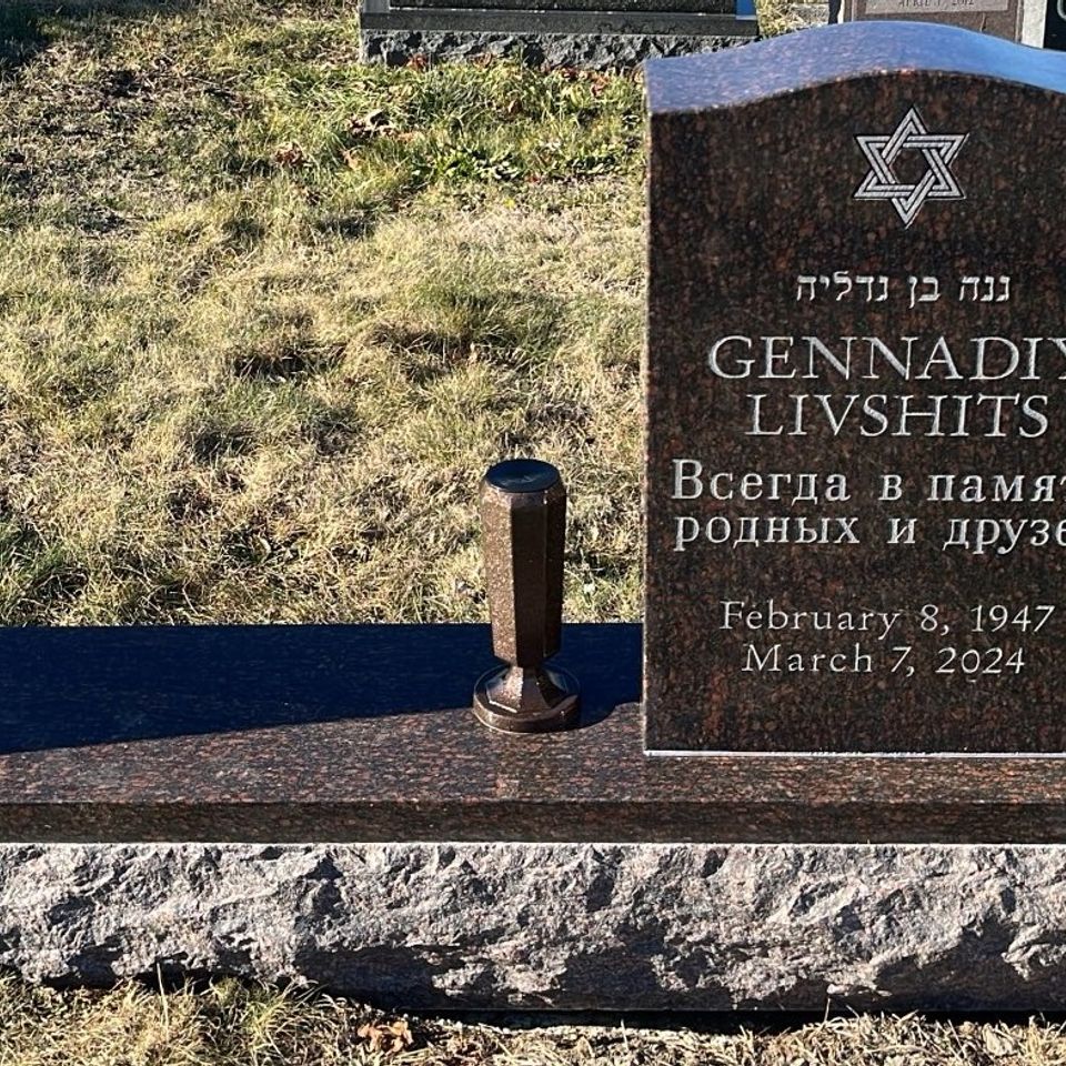 Livshitz set with vase