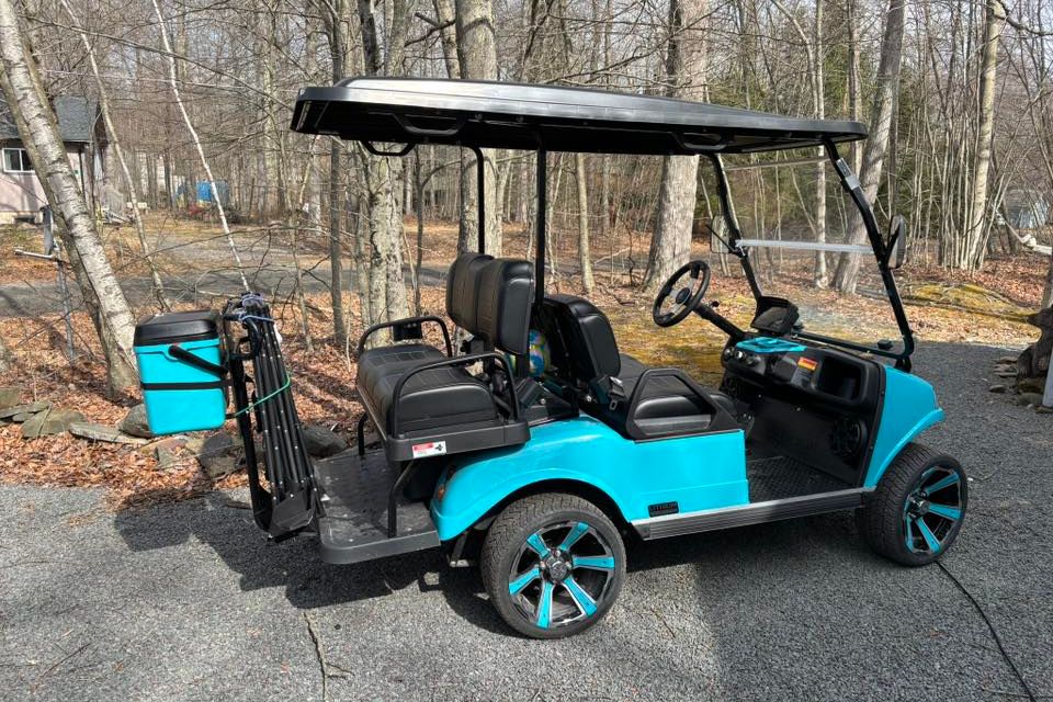 A blue and affordable golf cart rental from Mad Dog Golf Cart Rentals near Arrowhead Lake PA