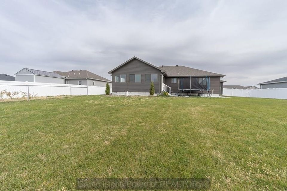 2104 ebony lane grand island e 1
