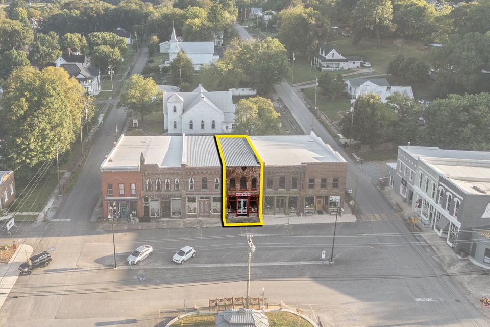 11 web or mls 206 southside square outline 1