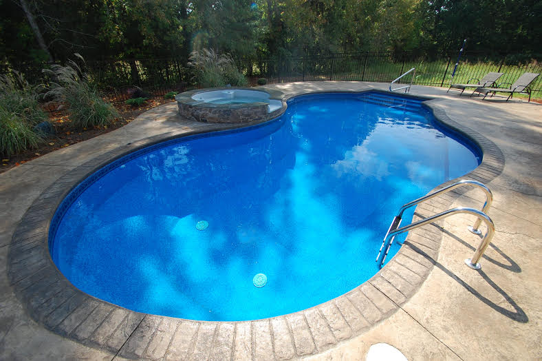 Install an above-ground pool - Installation of the liner (4/6) 