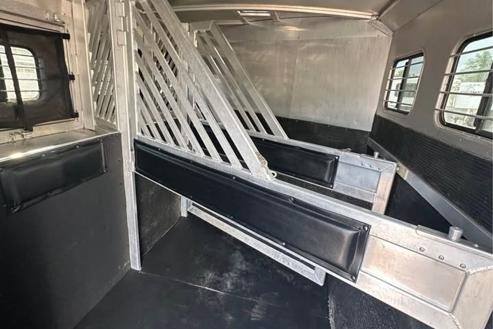 550099813 25305324685736775 710575821075077834 n