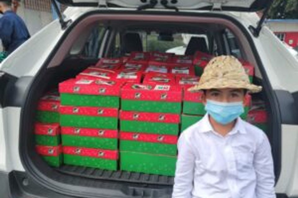2021 operation chirstmas child loading up the car for transit of shoeboxes 300x225