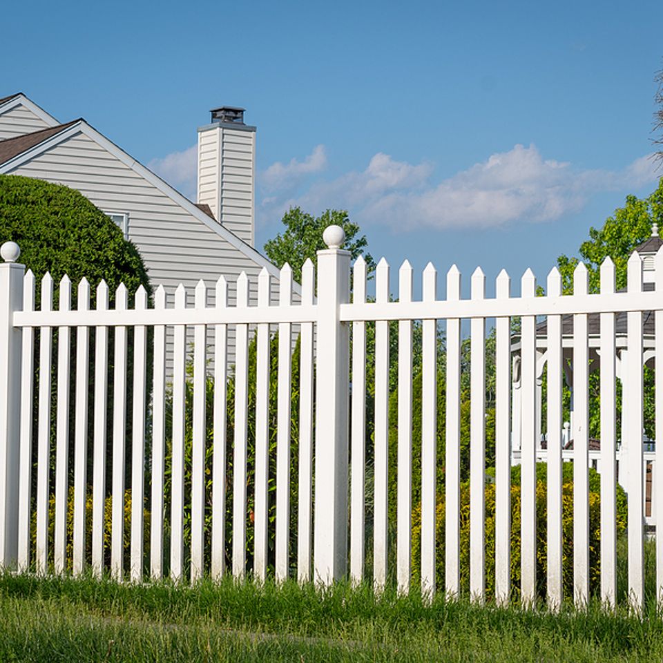 Bigstock white vinyl fence in a cottage 454924183