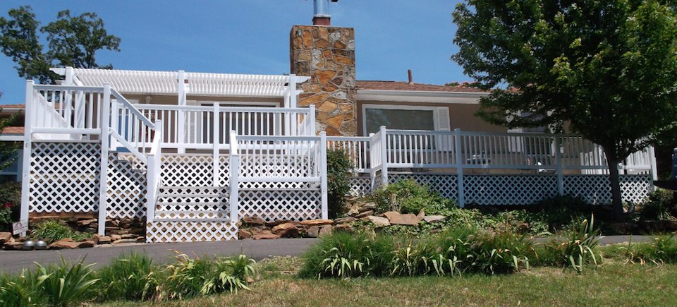Midland vinyl fence   deck company   tulsa and coweta  oklahoma   vinyl metal wood fence sales and installation   outdoor living  railing   white vinyl railing on multi level deck  stairs  front20170611 18680 xcwy6w