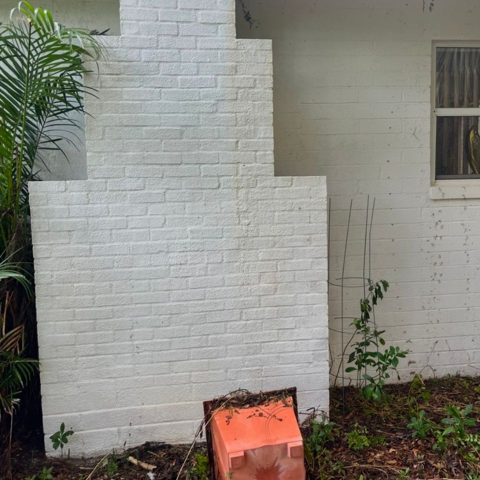 House wash, siding with white brick, done by 3D Exterior Solutions of Volusia County Florida