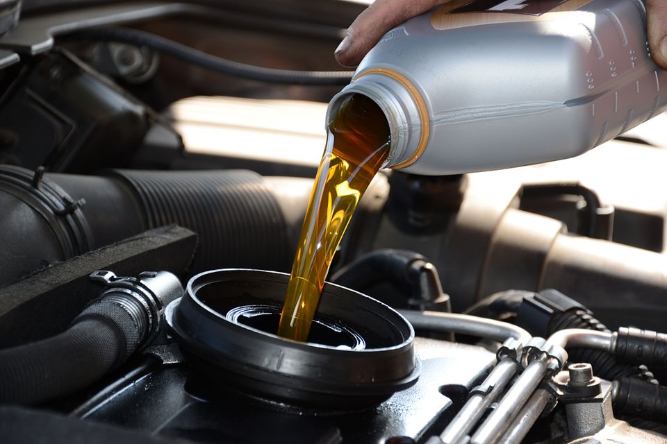 In most cases, an oil change can be completed in 30 to 45 minutes, depending on how busy the shop is and whether any additional inspections or fluid top-offs are needed.
