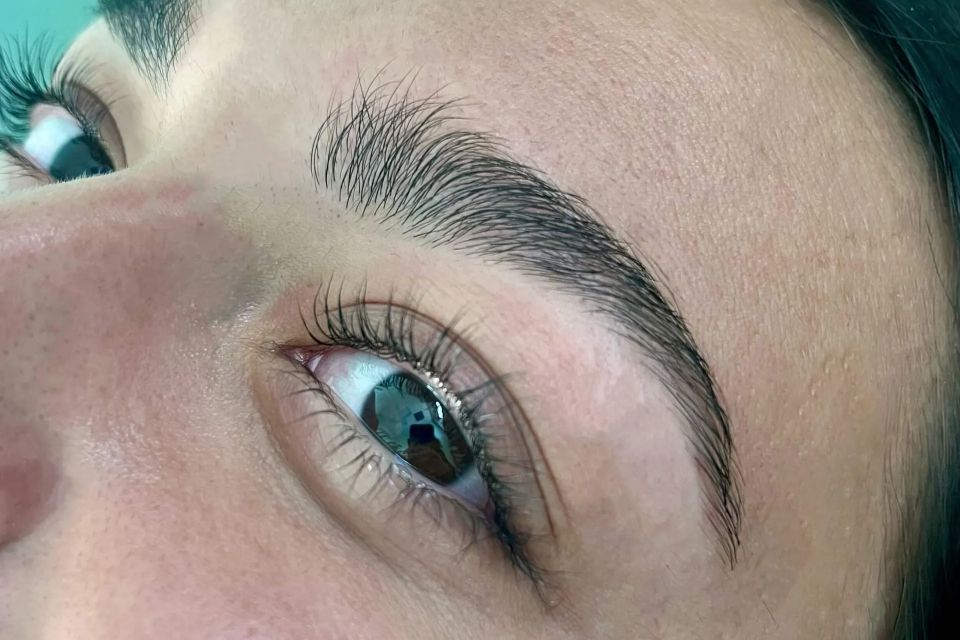 Brow lamination service shaping and defining brows