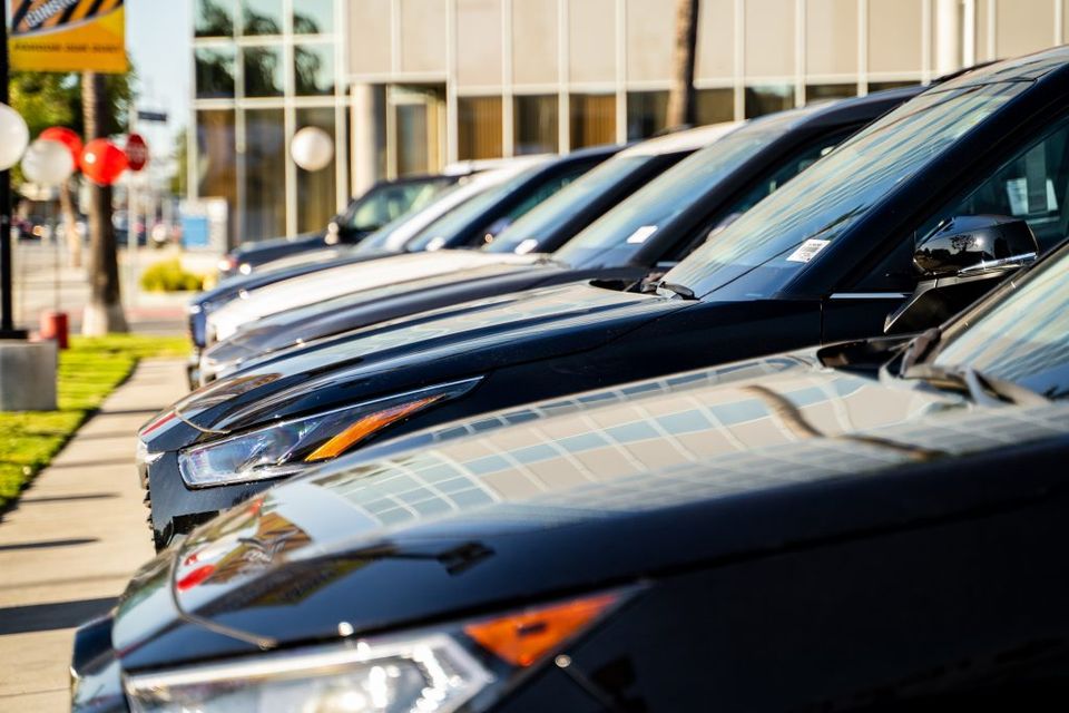 Exploring the distinctions between a used car dealer and a private seller