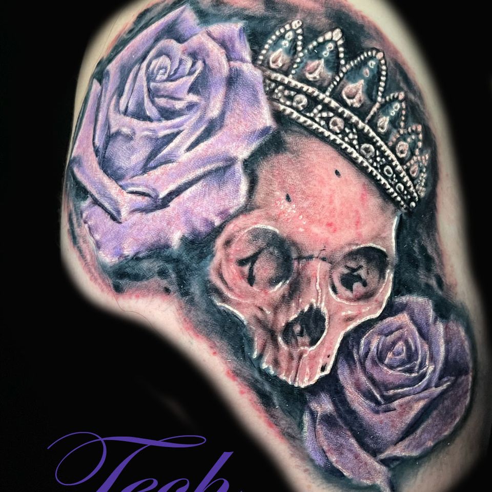 Tech skull crown roses
