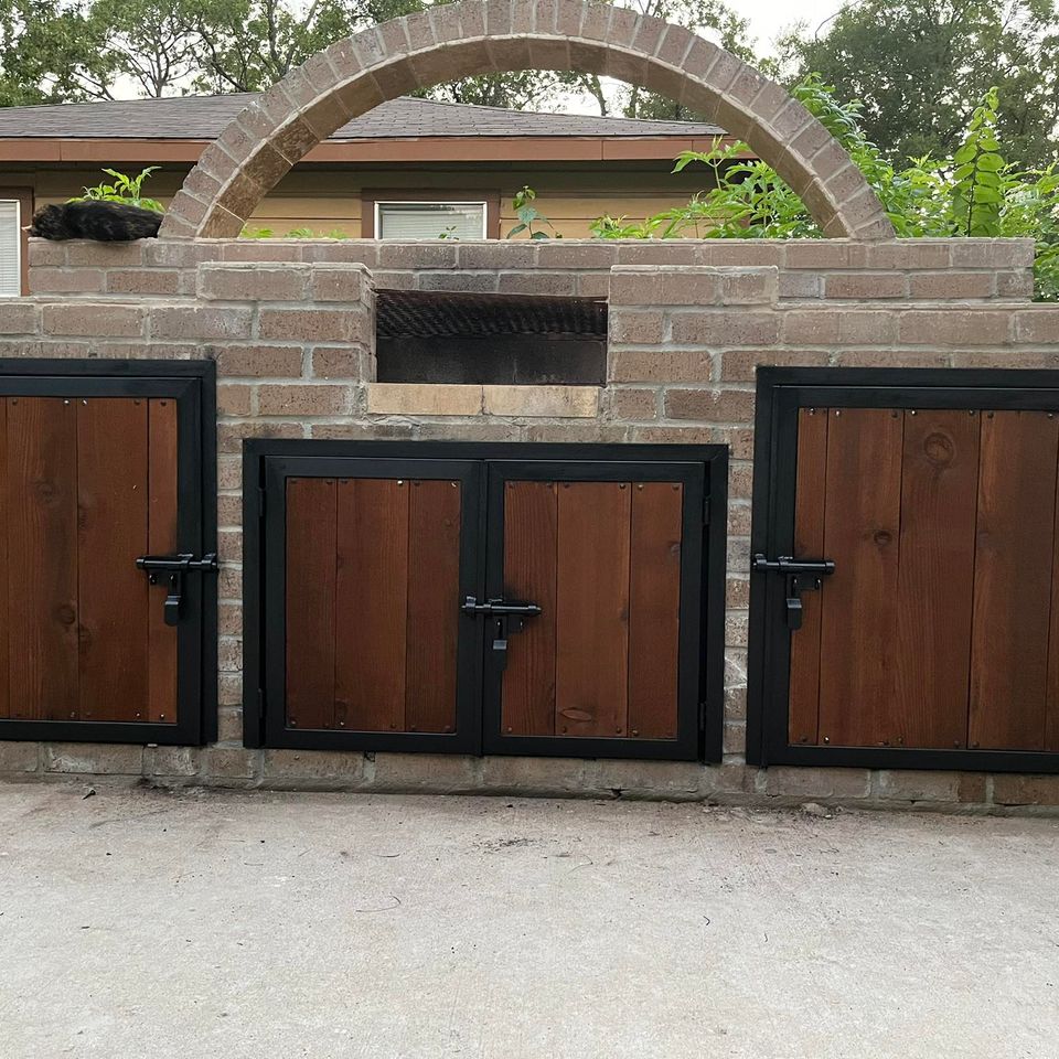 Azador con puertas de metal y madera