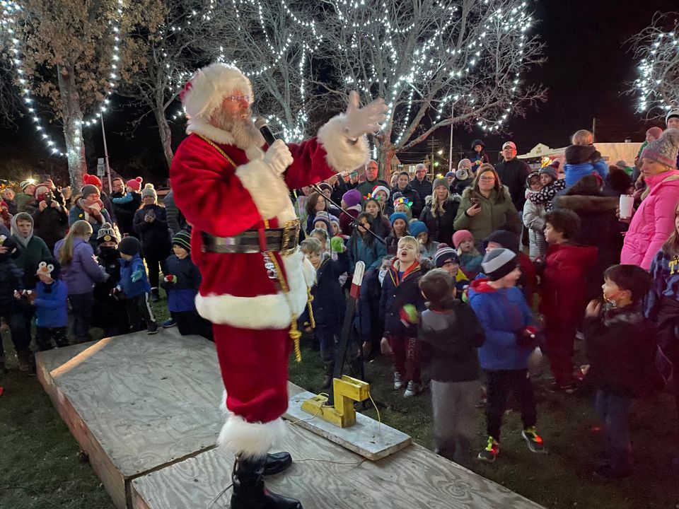 Santa at tree lighting 2021c