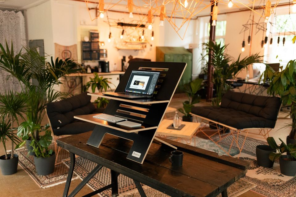 Desk home office 6816369 1920