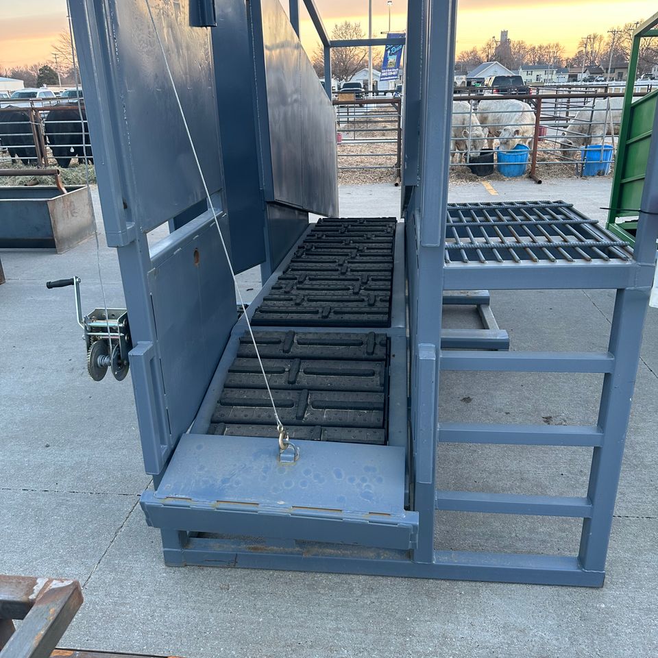 Adjustable loading chute(1)