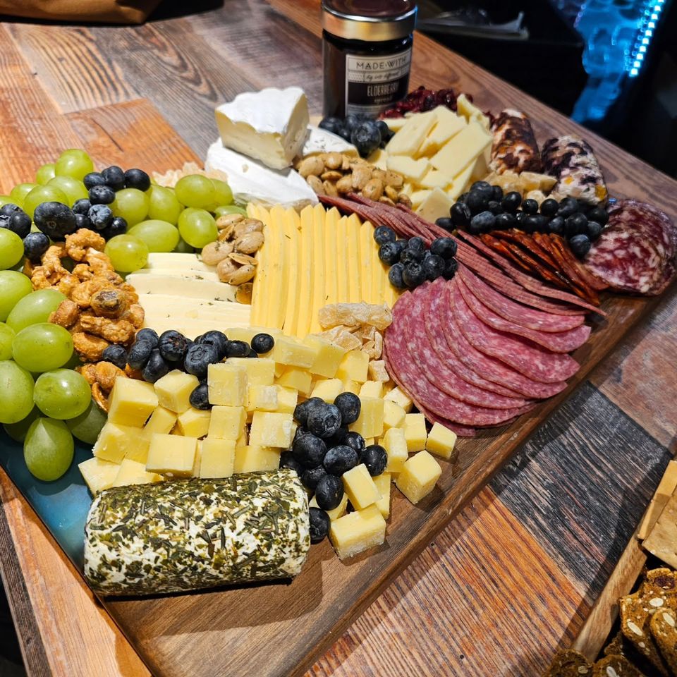 Tapa vino charcuterie board 1