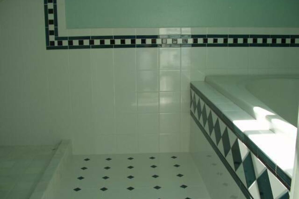 Lori ln bath floor2 op 640x480