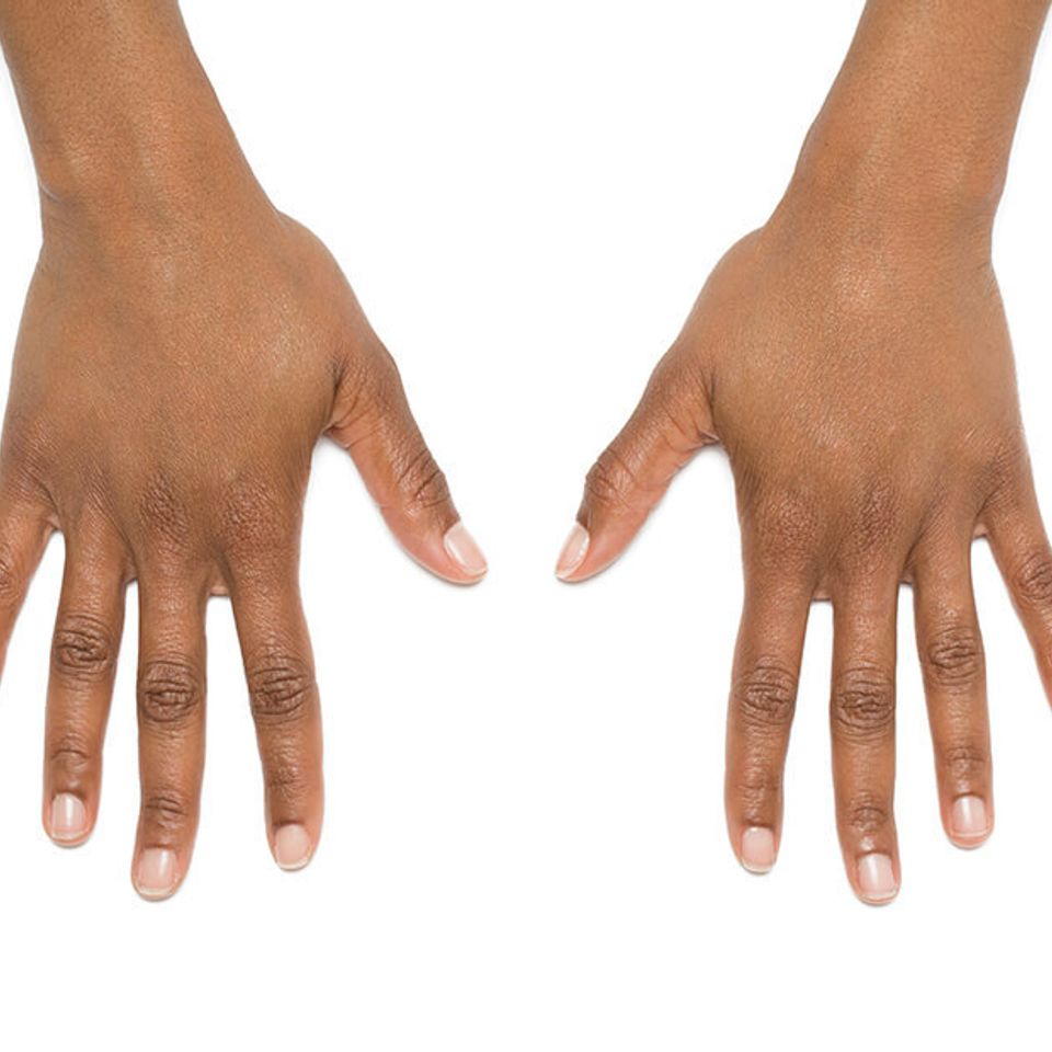 Zondra hands after