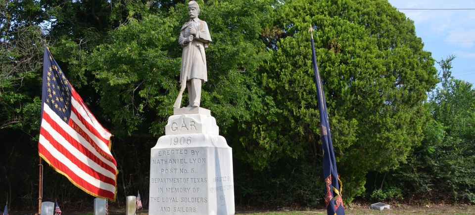 Gar monument   dennison, texas