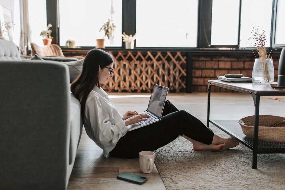 Woman working at home with her laptop 4050296 1