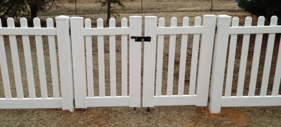 Midland vinyl fence   deck company   tulsa and coweta  oklahoma   vinyl metal wood fence sales and installation   picket   vinyl white picket fence with gate closeup20170609 9845 1i6g0wc