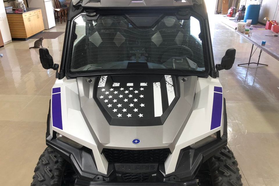 Side by side graphics vehicle