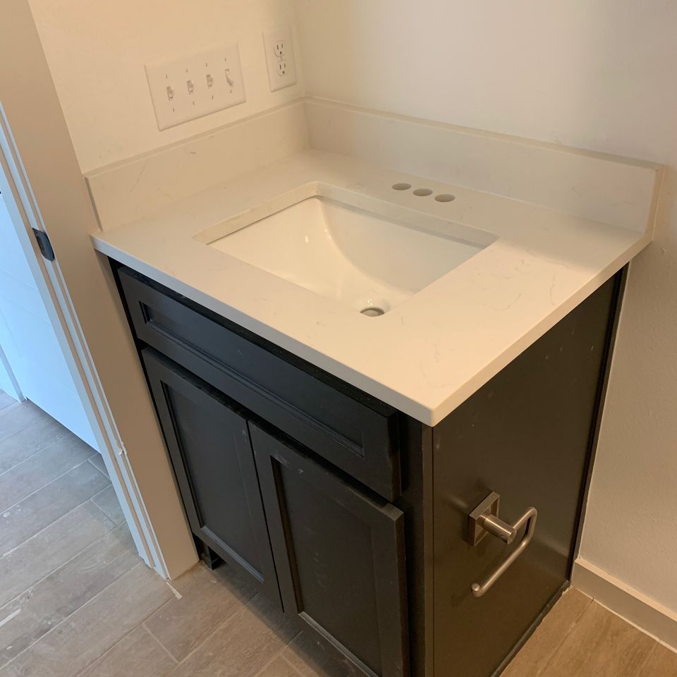 Granite planet  tulsa oklahoma  granite marble quartz countertop slab supplier fabricator installer company  quartz countertops tulsa  quartz bathroom vanity top photo example  photo 28 02 2022  4 09 56 pm