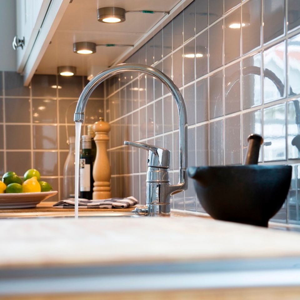 Ktichen sink running faucet