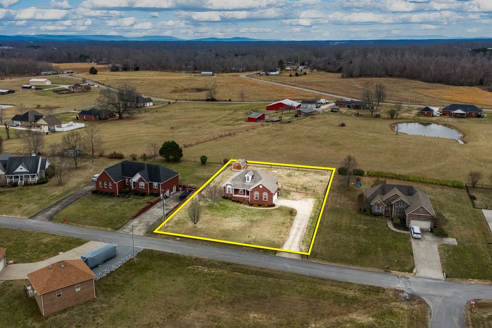 6 web or mls 9 elizabeth cir prop lines   clear lens real estate photography 1