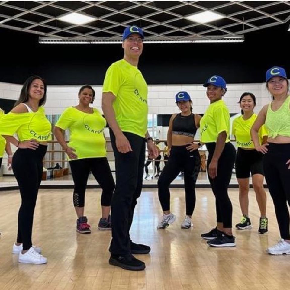 Claysmile dancers (big group)