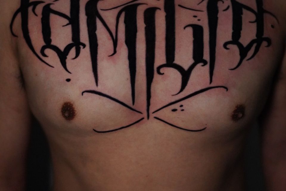 Image of a large tattoo that says Familia
