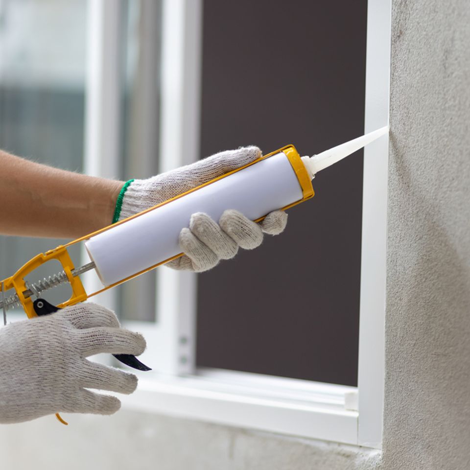 How to caulk window panes