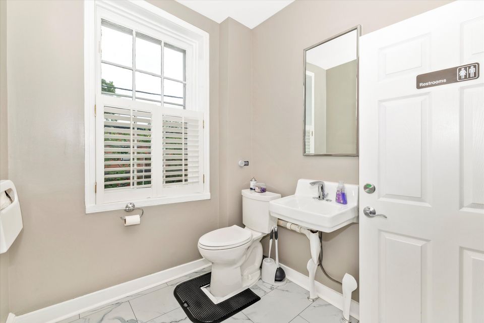 Topfloor restroom