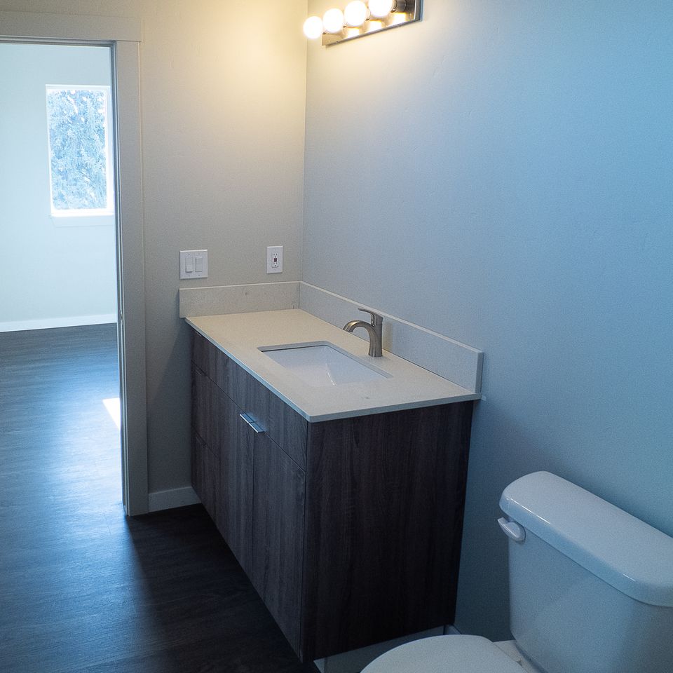 Corner   primary on suite bath 2 caldwell id apartment