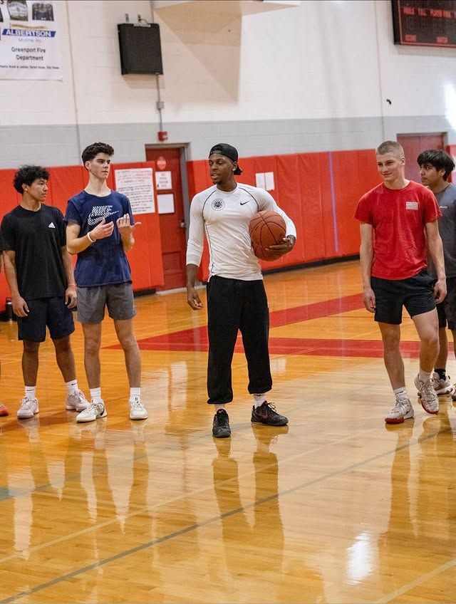 Xavier Allen of XF Training teaching during a team session
