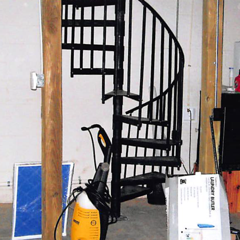 Stairs 320140401 16693 1dl738p