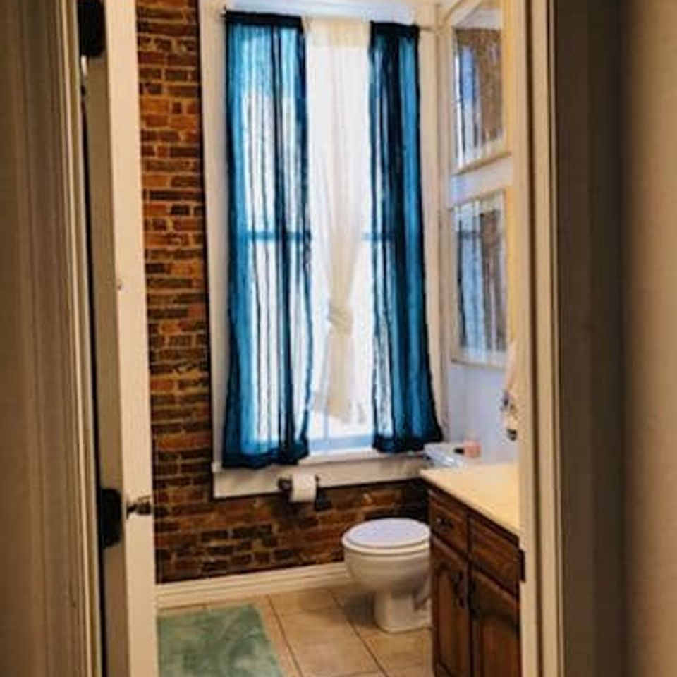 Dowtown loft for rent bathroom