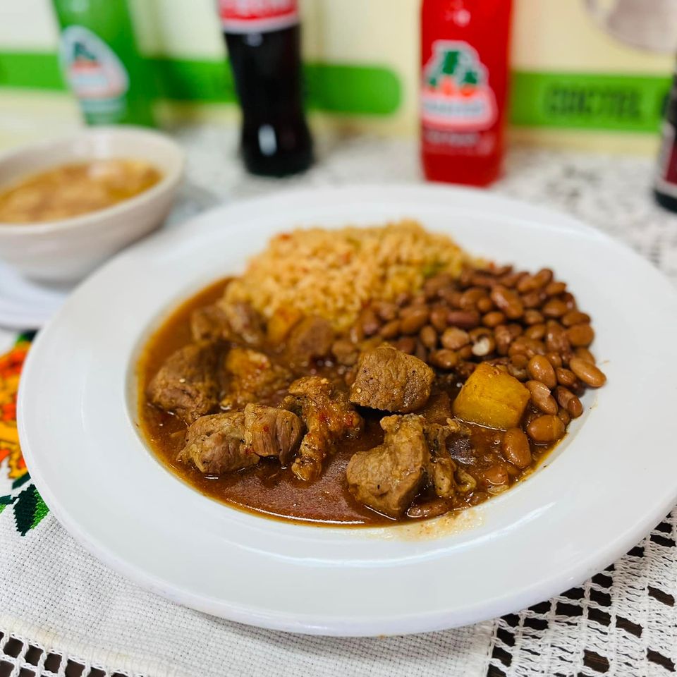 Trocitos de puerco en chile morita